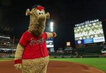 Atlanta Braves Mascot Suffers Embarrassing Moment During Game Atlanta Braves Mascot Suffers Embarrassing Moment During Game