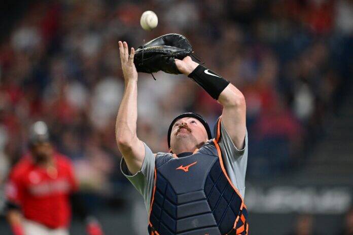 Umpire Comically Inspects Glove at Catcher's Request